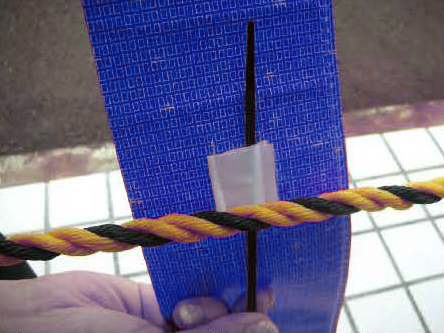 取付バンドで固定下部