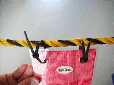 取付バンドで固定上部