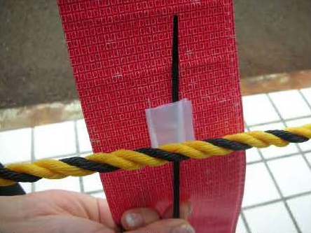 取付バンドで固定下部