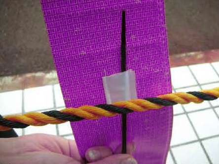 取付バンドで固定下部